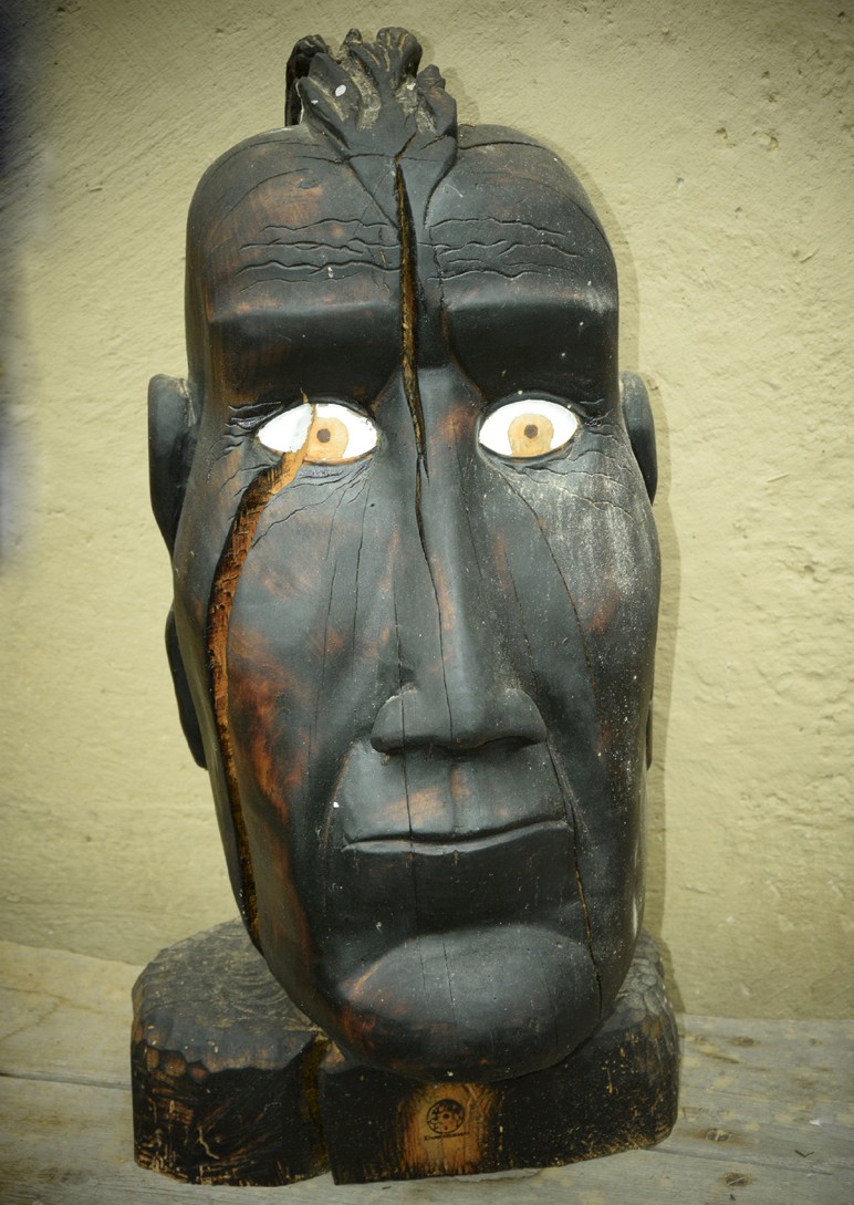 Skulptur aus Ahornholz schwarz gefasst